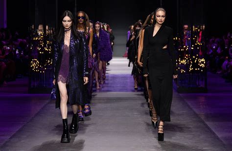 sfilata versace gennaio 2019 milano|Milano Moda Donna, la sfilata primavera.